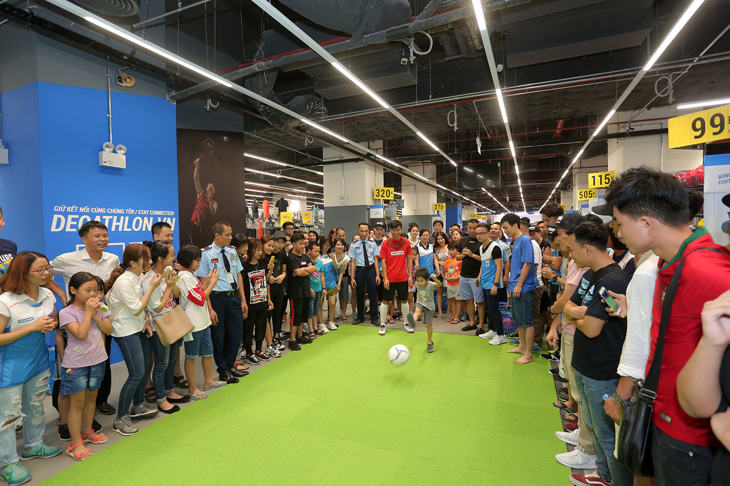 Tuyển thủ Phan Văn Đức ‘hút fan’ ngày Decathlon Hà Nội khai trương cửa hàng đầu tiên Tuyển thủ Phan Văn Đức ‘hút fan’ ngày Decathlon Hà Nội khai trương cửa hàng đầu tiên